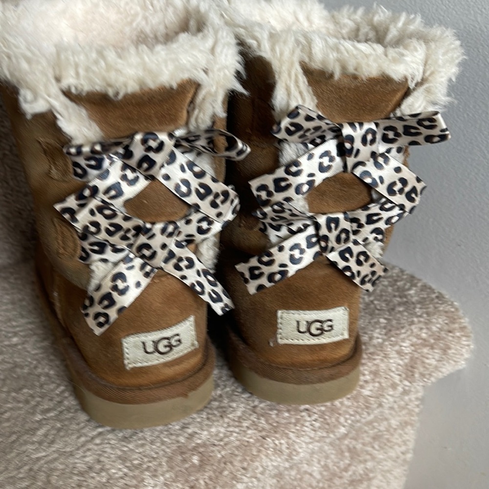 Girls’ UGG Bailey Bow II -tan and leopard boots
